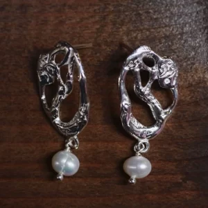 Pendientes orgánicos pequeños con perla