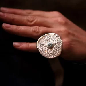Anillo Mandala con topacio