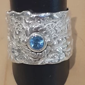 Anillo textura con topacio