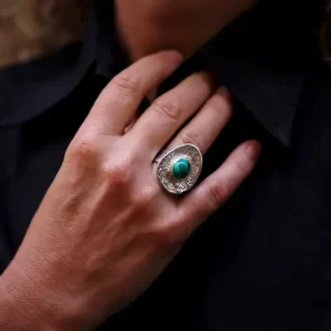 Anillo óvalo con malaquita