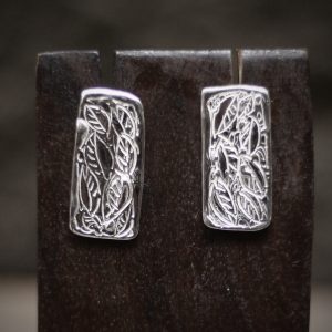 Pendientes rectangulares con decoración de hojas